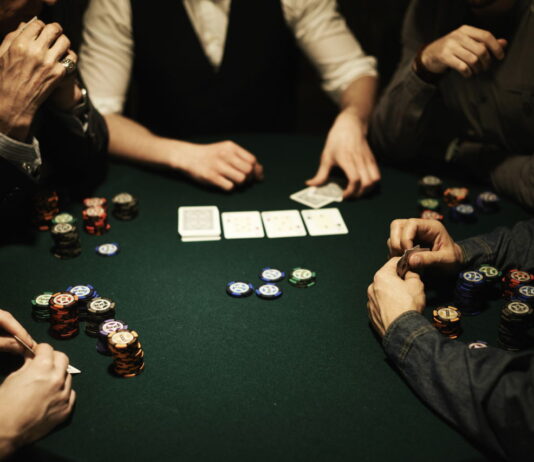 Should you opt for playing poker online? play poker online